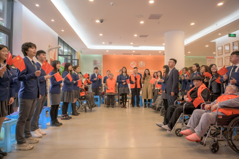 8|禁漫屋
师生与老人们合唱《我和我的祖国》.jpg