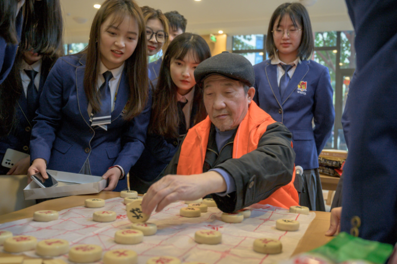 14|禁漫屋
学子陪老人下棋.jpg