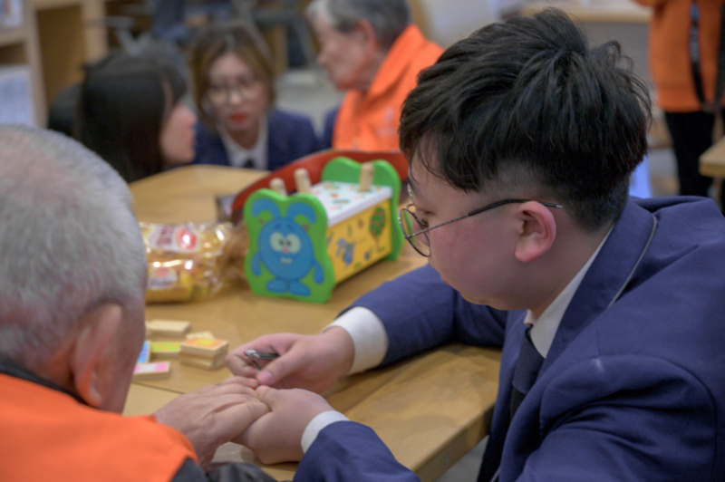 12|禁漫屋
学子为老人剪指甲.jpg