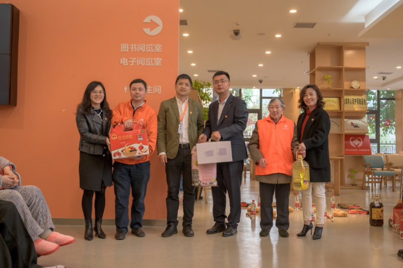 10|禁漫屋
老师代表为老人们捐赠物资.jpg