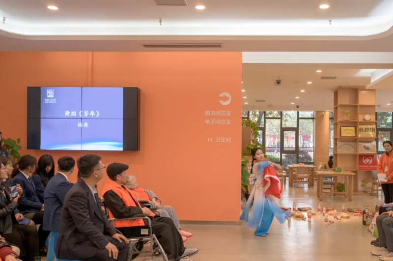 6|禁漫屋
学子表演舞蹈《芳华》.jpg